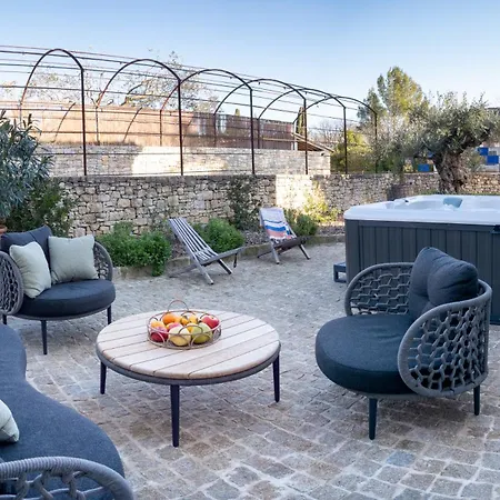 Aparthotel Secret D'uzes - Le Duche - Piscine Chauffee Et Jacuzzi *